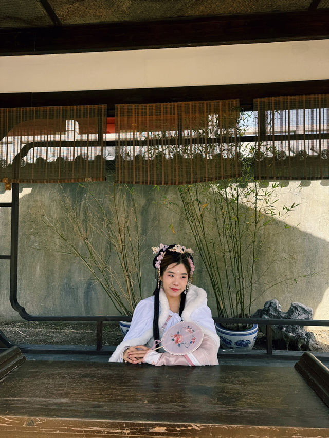 Walking Through Qin Palace in Hanfu