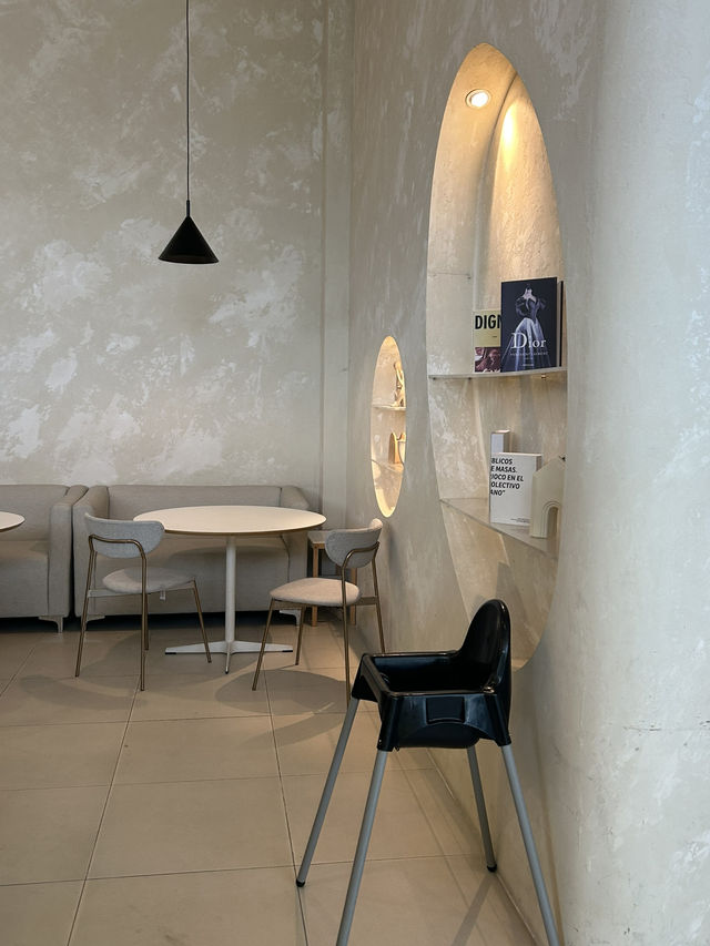 쾌적하고 넓은 브런치 카페💚 오후의 작은 여유