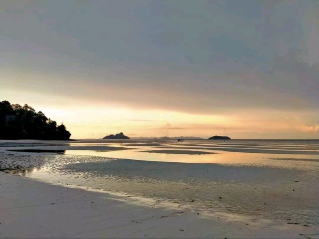 หาดทรายละเอียด อ่าวโลมาเกา เกาะพีพี สวยจึ้ง!! หาดทรายละเอียด อ่าวโลมาเกา เกาะพีพี สวยจึ้ง!!