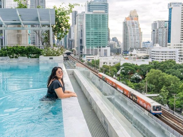 พักผ่อน กินดื่ม ชมวิวเมืองสุดอลังกลางสาธร