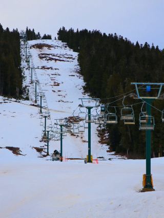 When it comes to winter fun on Vancouver Island, Canada, you may not think of snow first, but Island Winter actually hides a rare white fairy tale on the West Coast! This time I took the cable car directly to Mt Washington Snow Park (just near Englewood), breathed the cold air at the top of the mountain, instantly sober - Vancouver Island is so many faces: not only layers of green forests, Pacific coast, but also winter-limited snow mountains and super Chill skiing experience, #outdoor control must check in!

Highlights of this main line: Mt Washington snow scooter activity, with daylight sun-splashed snowfields surrounded by spectacular ridges and pristine forests. From the cable car all the way up the mountain, the silver-white world stretches under your feet, far away from the hustle and bustle of the city, and in front of you is an ice and snow wonderland that can isolate you from all worries.

Attraction inventory recommendation
📍Mt Washington Alpine Resort (Vancouver Island-Englewood)
This is the biggest ski resort on Vancouver Island! Whether you’re new to snowboarding, skiing or snowshoeing, you can find the right route. Unlike other big snow resorts in the home country, Mt Washington’s scenery blends high mountains, pristine woods, and is perfect for blockbusters – when sunny days come, the entire valley is a stunning color scheme of snow and blue skies.
Address: 1 Strathcona Pkwy, Courtenay, BC V9J 1L0, Canada
Opening Hours: Generally 09:00–16:00 in winter (depending on snow conditions)
Recommended snow scooter activities, mountain background super healing: beginners can choose scooter instructional classes, led by instructors, play safely and interesting; experienced can boldly challenge different slopes, enjoy the niche pure snow mountain atmosphere!

Ski tips
➡ It is recommended to book cable car tickets in advance on the official website, the queue may be longer on site during popular winter times.  
