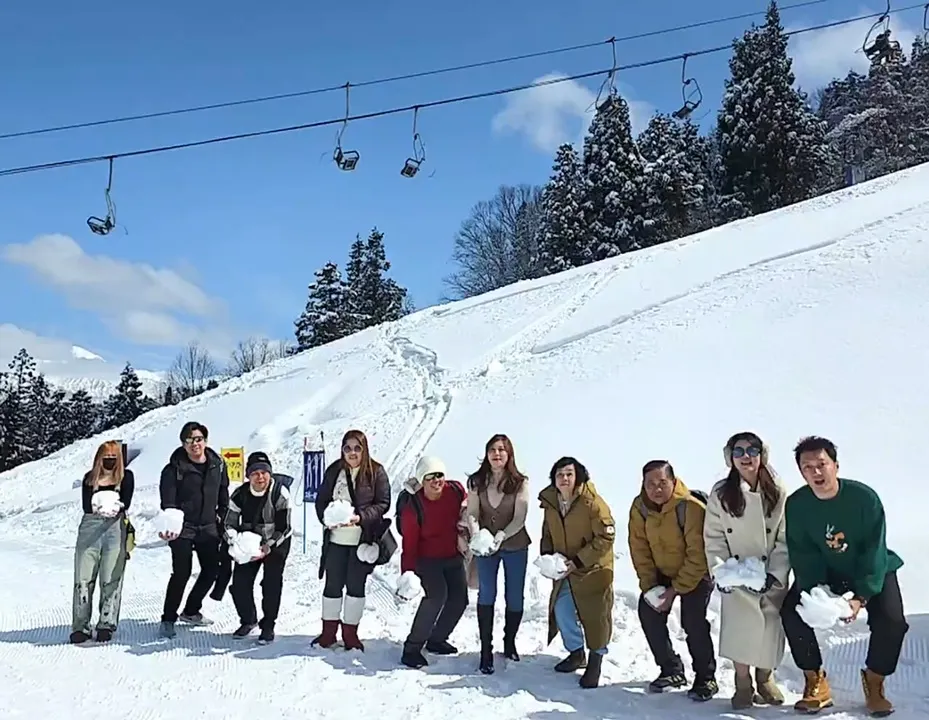 Ready for some epic family adventure? Here’s my must-do tip: hit the Tateyama Kurobe Alpine Route in Tateyama, Japan for an unforgettable snowy escape! ❄️🗻 Watching mom and dad turn into snow-loving kids again—hilarious and heart-melting at the same time!

Key Tips:
· Check the ski center before you go for the best snow experience.
· Bring cash—some mountain kiosks don’t accept cards.
· This spot is only open for a short window in winter, so plan accordingly!

#JapanAdventure #TateyamaSnow #FamilyTrip #AlpineRoute #tripdotcom 