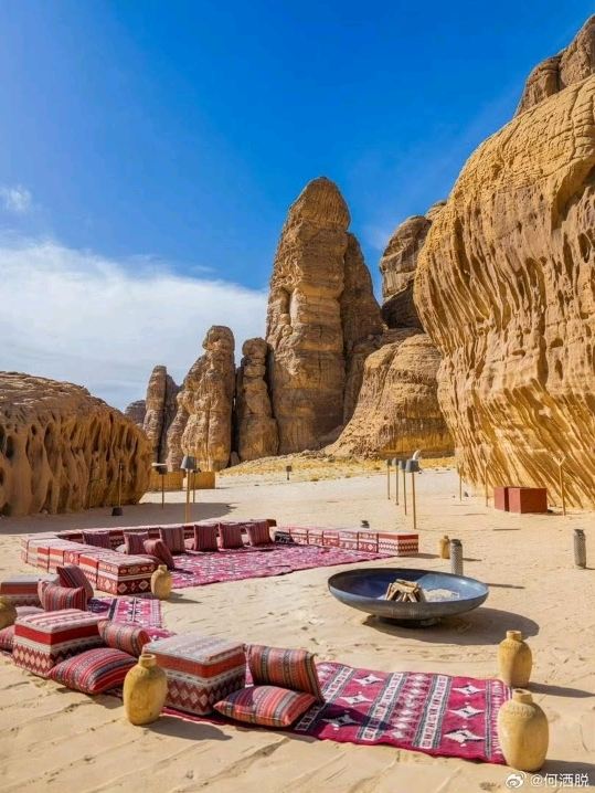 W. サウジアラビア アルウラ ALULA ファルコンカップ 記念品 ② アルウラにそびえ立つ砂岩の巨人に抱かれて。 | Trip.com アルウラ