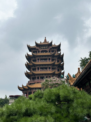 Menara Bangau Kuning bersinar sepanjang masa.