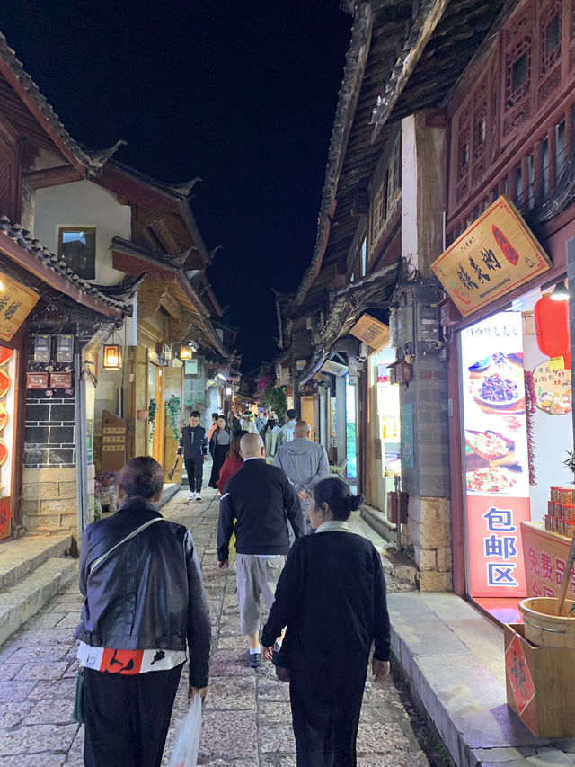 Shopping in the hustle and bustle of Qingming Shanghetu in Lijiang