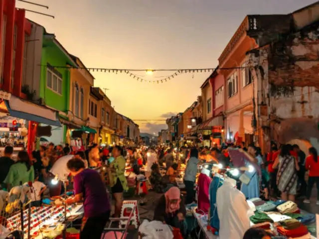 普吉島，泰國最大的島嶼，融合了迷人的海灘和豐富的文化。