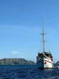 🦎 Komodo Island – Land of Dragons and Untamed Beauty