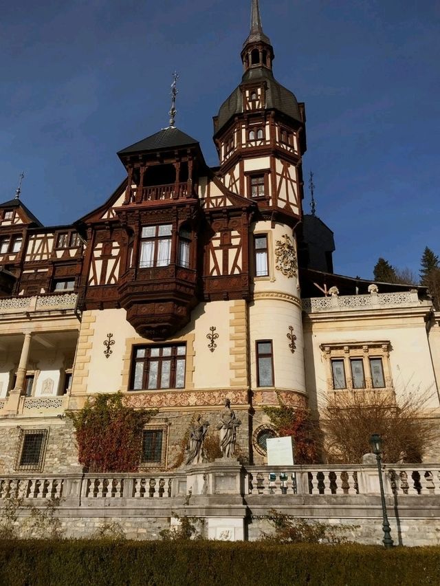 🏰 Peleș Castle – A Fairytale Fortress in the Heart of the Carpathians 🏰 Peleș Castle – A Fairytale Fortress in the Heart of the Carpathians