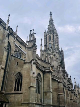 #winterescape 🚆 เริ่มต้นการผจญภัยในอาเคินของคุณที่สถานีรถไฟกลาง SBB CFF FFS Bern! 🏙️ ศูนย์กลางการคมนาคมทางรถไฟแห่งนี้เป็นประตูสู่การค้นพบสิ่งมหัศจรรย์ทางสถาปัตยกรรมและอัญมณีทางวัฒนธรรมของเบิร์น หรือหากคุณกำลังมุ่งหน้าไปยังอาเคิน ที่นี่คือจุดเริ่มต้นของการเดินทางข้ามพรมแดนที่น่าตื่นเต้นของคุณ

จากเบิร์น ขึ้นรถไฟจากสถานีรถไฟกลาง (Hauptbahnhof) ซึ่งขึ้นชื่อเรื่องการจัดวางที่คล่องตัวและบรรยากาศที่คึกคัก มีป้ายบอกทางอย่างชัดเจน ทำให้การเดินทางสะดวกสบายแม้ในช่วงเวลาเร่งด่วน ก่อนออกเดินทาง แวะซื้อขนมหรือกาแฟท้องถิ่นจากร้านกาแฟในสถานี (เริ่มต้นการเดินทางของคุณได้ดีกว่าการกินขนมบนรถไฟ!) ตรวจสอบตารางเวลาออกเดินทางล่วงหน้า เพราะชานชาลาอาจเปลี่ยนแปลงกะทันหัน และมีทางเดินใต้ดินที่จะช่วยลดเวลาการเปลี่ยนขบวน

สิ่งที่ห้ามพลาด: ถ่ายภาพการเดินทางสุดคลาสสิกใต้ด้านหน้าสถานีรถไฟกลาง หรือข้างนาฬิกา SBB อันเป็นสัญลักษณ์ หลังคากระจกเหนือโถงทางเดินหลักยังเป็นจุดถ่ายรูปเพดานที่สวยงามเหมาะแก่การลงอินสตาแกรม โดยเฉพาะอย่างยิ่งเมื่อแสงแดดส่องผ่าน

เมื่อคุณมาถึงสถานีรถไฟ Aachen Hauptbahnhof (52064 Aachen, Germany) เตรียมตัวพบกับความงดงามทางสถาปัตยกรรมอีกครั้ง! คุณจะพบจุดบริการข้อมูลสำหรับนักท่องเที่ยวที่ชัดเจน พร้อมคำแนะนำจากคนท้องถิ่น ก่อนที่คุณจะมุ่งหน้าไปยังเมืองเก่าอาเคินหรือมหาวิหารอาเคินอันโด่งดัง

ข้อควรระวัง: สถานีรถไฟ Bern Hauptbahnhof อาจมีผู้คนหนาแน่น โปรดเก็บสัมภาระไว้ใกล้ตัว และตรวจสอบการจองที่นั่งบนรถไฟอีกครั้งหากคุณต้องการชมวิวทิวทัศน์ชนบทของสวิตเซอร์แลนด์และเยอรมนีจากริมหน้าต่าง!

เคล็ดลับ: ทั้งสองสถานีมีล็อกเกอร์เก็บสัมภาระที่ยอดเยี่ยมและ Wi-Fi ฟรี ซึ่งเป็นข้อดีหากคุณมาถึงก่อนเวลาหรือต้องการวางแผนเส้นทางอย่างรวดเร็ว

#Bern #Aachen #TrainTravel #EuropeTrip #TravelTips