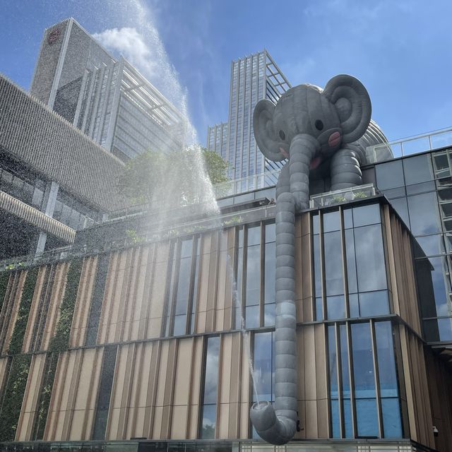 A beautiful modern mall in Shenzhen 