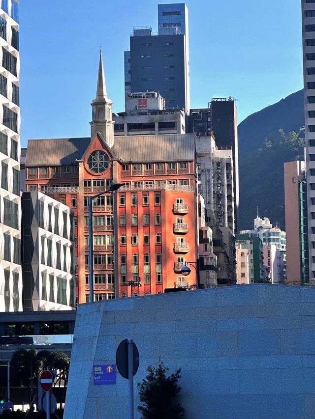 親愛的小夥伴們👋，你是否憧憬著迷人的香港風景，踏上城市漫步的旅程？😍讓我帶你穿越繁華的街道、感受迷人的夜景，一起探索這座充滿活力的國際都市吧！✨