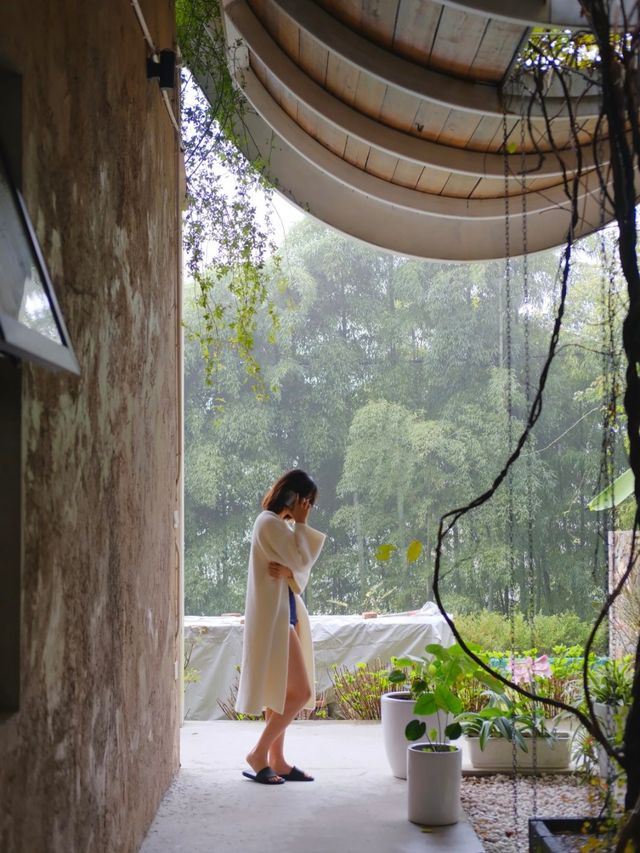 在夢境中醒來，竟然住進了森林童話樹屋…