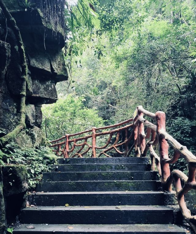 百崖大峡谷，位於廣西來賓市武宣縣東鄉鎮境內，距武宣縣城38公里，是廣西區級風景名勝區，有“廣西九寨溝”之稱