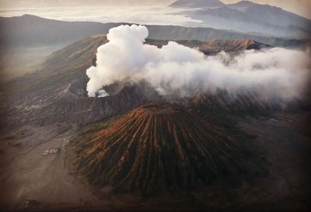 布羅莫火山地球最像月球的地方，附攻略