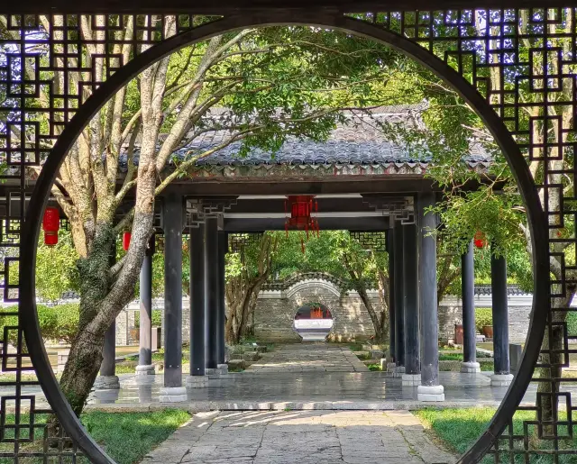 Stepping into the Pingzhou Academy in Yongzhou is like reading a small poem of Xiaoxiang