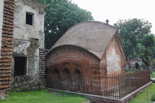 孟加拉地區最大的一片古建是普提亞印度寺廟建築群