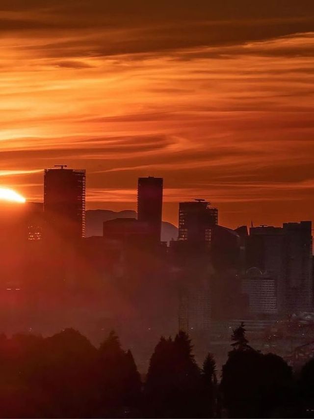 Vancouver's Skyline: A Symphony of Nature and Urbanity 🌇✨