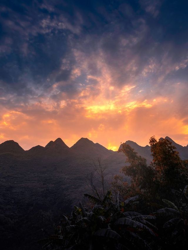 🌟 Guizhou's Hidden Gem: Breathtaking Canyon Views 🏞️🛌