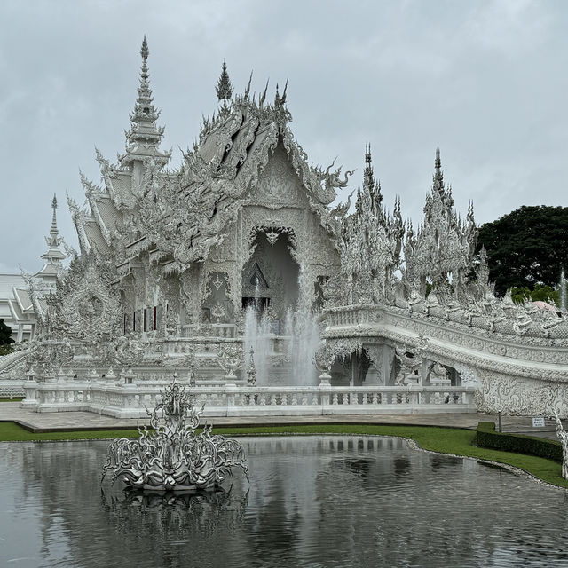 White Temple is stunning even in rainy days 