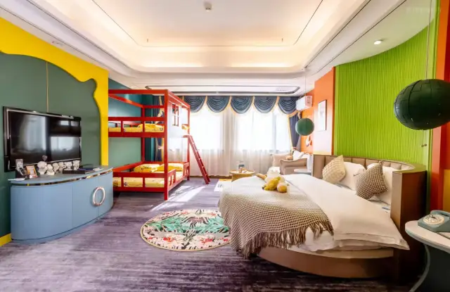 서비스가 정말 좋은 호텔입니다. 바로 맞은편에는 공원이 있어요.