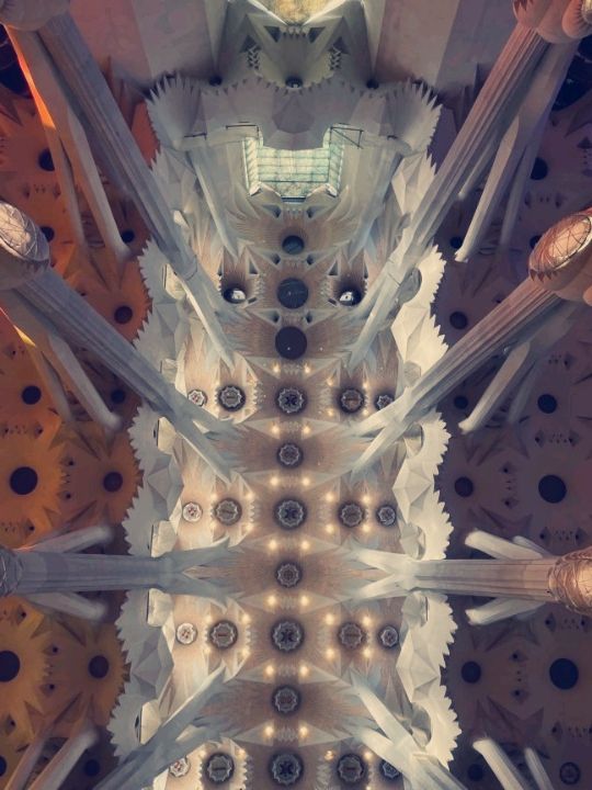 驚艷世界的建築奇蹟！西班牙聖家堂沉浸式體驗】** 