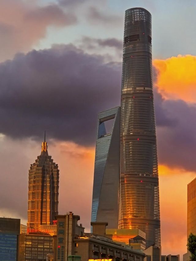 LUJIAZUI TOWERS SHINES BEST AT SUNSET