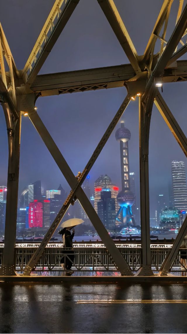 傍晚的外灘像被打翻的調色盤，天是漸層的橘粉