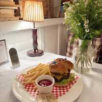์ํ์ด PETITGEORGECAFE, ์น์ ๋๋ ๋ชฉ์กฐ ์นดํ๐