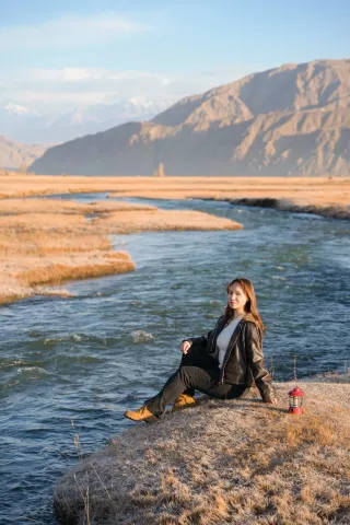 A must-visit in Taxian! I could spend a whole day admiring the grasslands and snow-capped mountains of Jincao Beach!