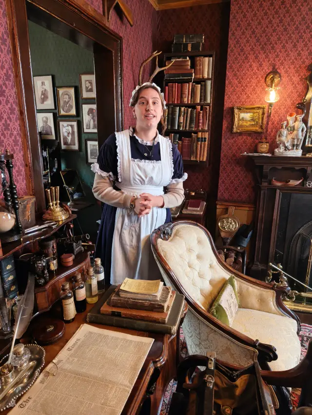 What can you find in the Sherlock Holmes Museum at 221B Baker Street, London?