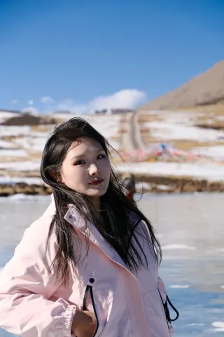 ทิวทัศน์สุดโรแมนติกของทะเลสาบซิจินลาในฤดูหนาว ครึ่งหนึ่งเป็นน้ำ อีกครึ่งหนึ่งเป็นน้ำแข็ง