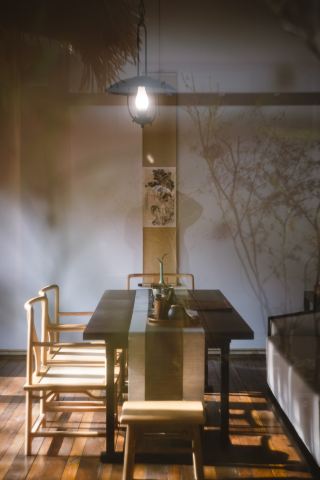 빛과 그림자가 산속 집에 머물며 천천히 드러난다