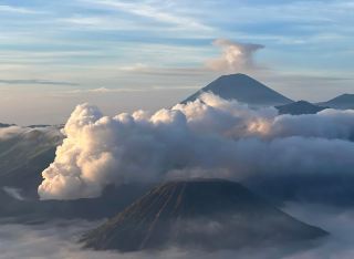 Sensasi Adrenalin! Rencana Perjalanan 3 Hari untuk Menjelajahi Dua Tempat Pemandangan Terindah di Indonesia