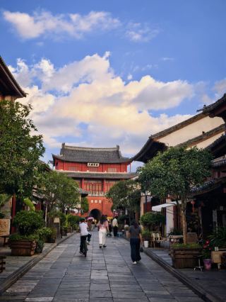 Weishan Ancient City really isn't heavily commercialized, but is this necessary?