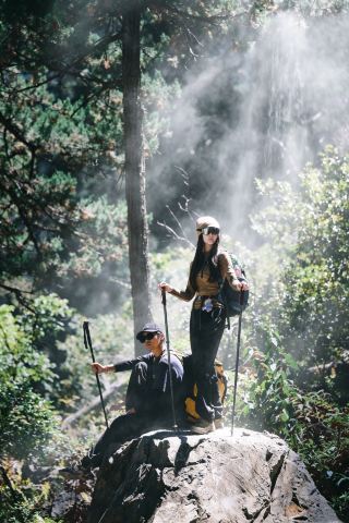 雨崩の山間の滝は写真映え抜群