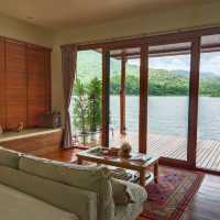 ที่พักสุดโรแมนติก Lakeview Floating Villas