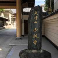 毘沙門天がお出迎え【少林寺】