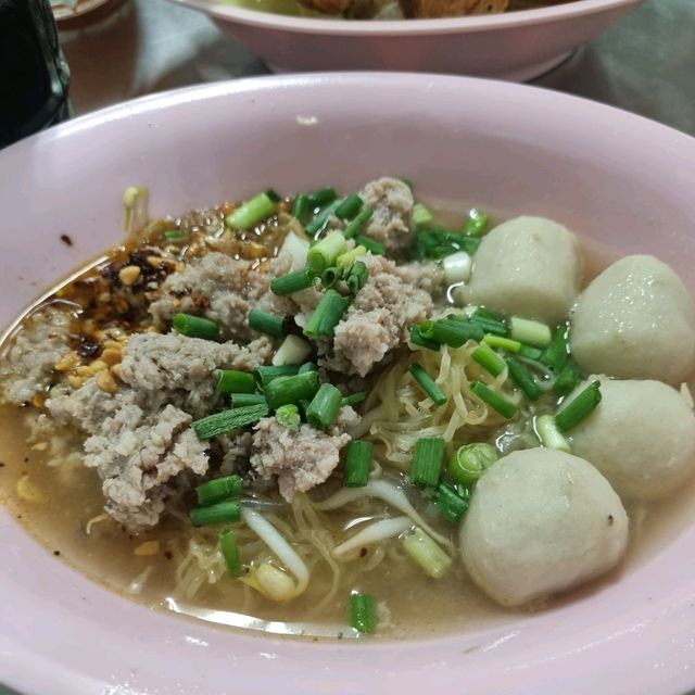 A Michelin Star Guide: Rung Rueang Pork Noodle