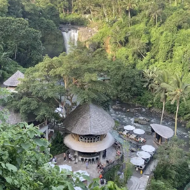 Admiring the Sight of Tegenungan Waterfall 😮