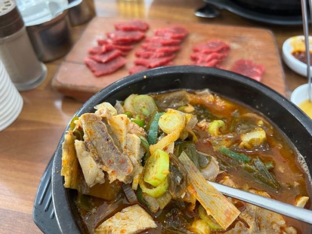 내장탕과 육사시미의 환상적인 조합 맛집 태평소국밥!