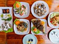 บ้านมะหญิง นั่งเรือชมวิว กินซีฟู้ดบนกระชัง
