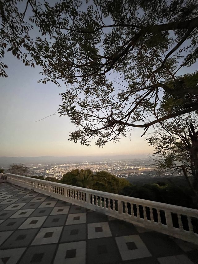 노을과 야경을 한번에! 치앙마이 인생샷 포인트🌅