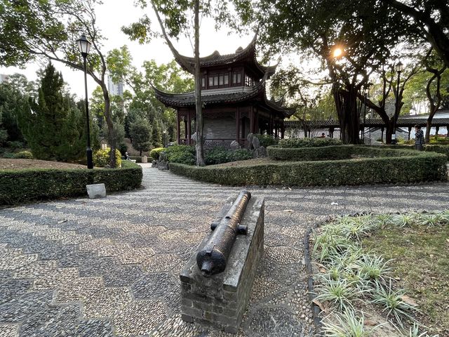 保存了多處歷史古蹟嘅九龍寨城公園