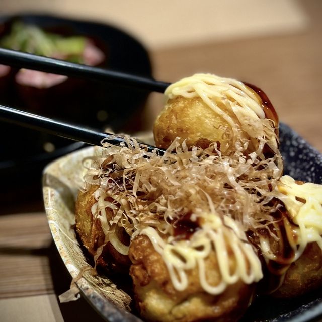 📍香港九龍灣｜日和号 · 壽司列車開動！🍣 晚市壽司刺身大劈價！仲有超抵食$1牛肉鍋！