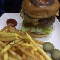 ハンバーガーに生野菜を挟まない店