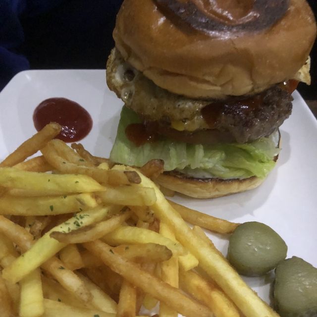 ハンバーガーに生野菜を挟まない店