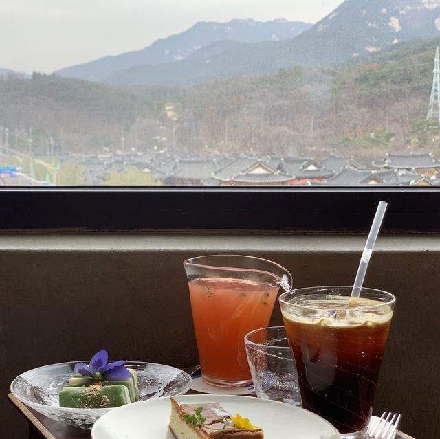 북한산과 한옥 뷰를 볼 수 있는 은평한옥마을
