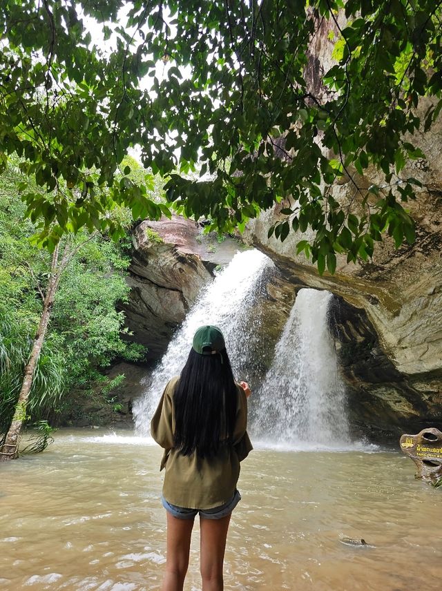 น้ำตกลงรู หรือ น้ำตกแสงจันทร์ น้ำตกสวย ที่อุบลราชธานี