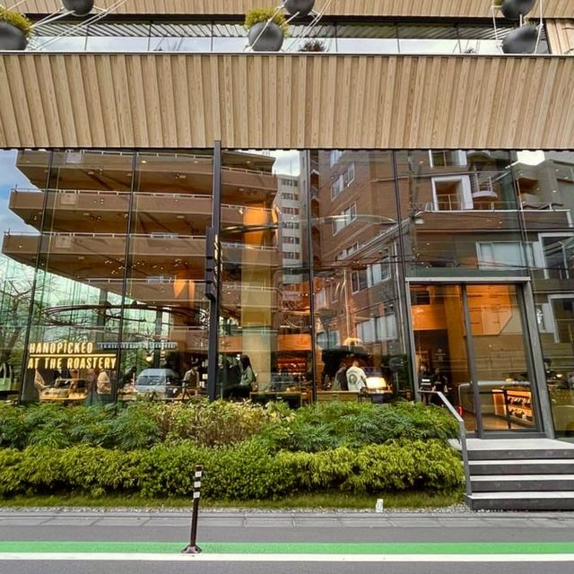 🌟 도심 속 구마 겐고의 건축 예술 작품, 나카메구로의 스타벅스 리저브 로스터리 도쿄 🌟