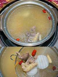 「就犟牛肉火鍋」🐮主打由農場飼養直送牛肉，店員即場屠宰新鮮牛肉，保證夠晒新鮮🔥🔥